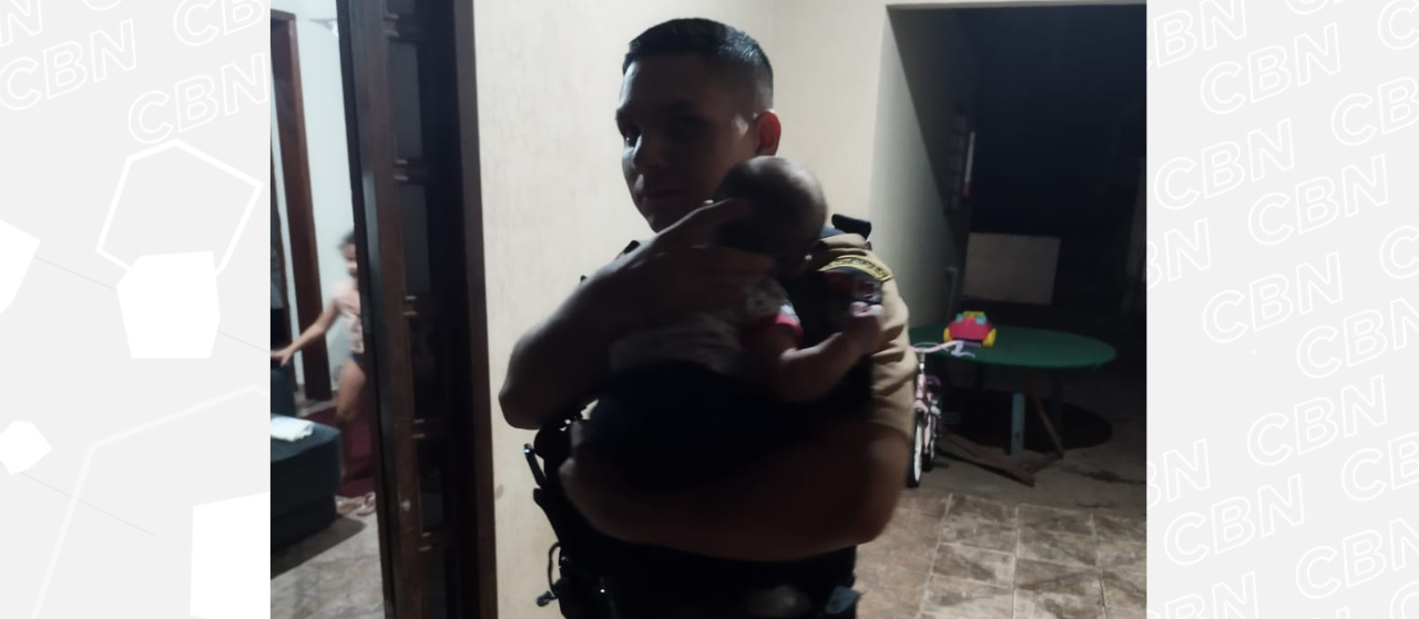 Bebê de três meses para de respirar e é salvo por policiais militares 