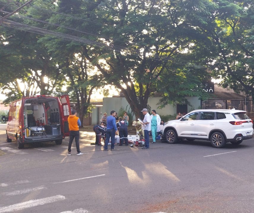 Casal em motocicleta fica ferido em acidente na Zona 4