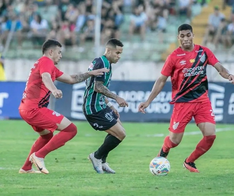 Diante de público recorde, Maringá FC perde para o Athletico na primeira partida da final do Paranaense