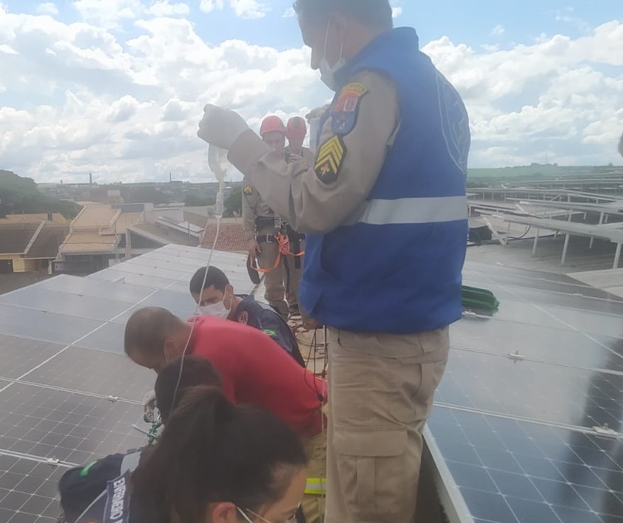 Trabalhador morre eletrocutado enquanto fazia instalação de placas solares