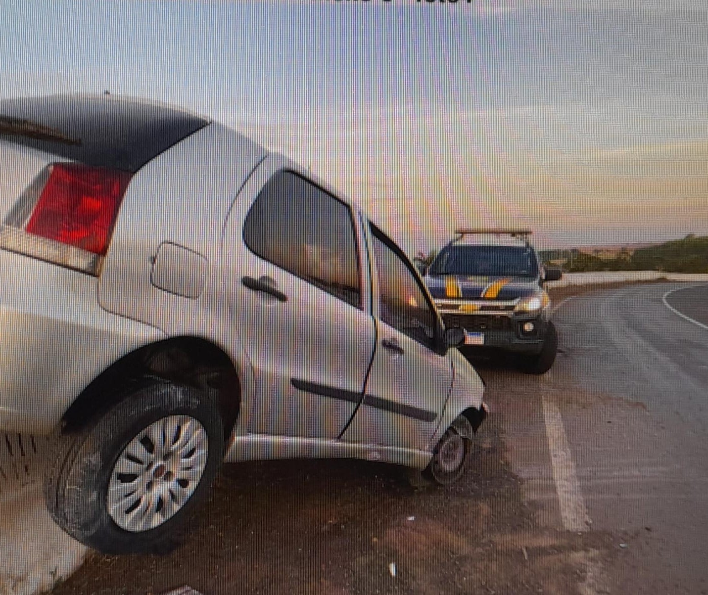 Carro com registro de furto bate e fica ‘pendurado’ em viaduto de Maringá