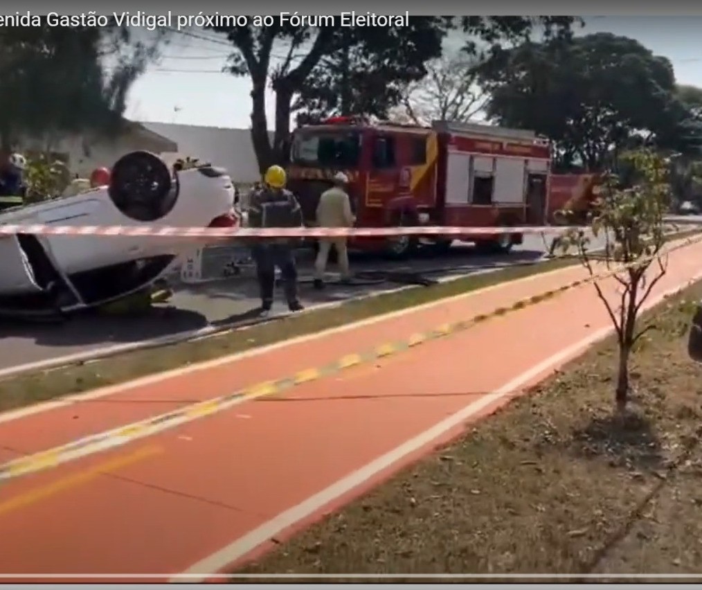Carro capota na Avenida Gastão Vidigal; veja imagens
