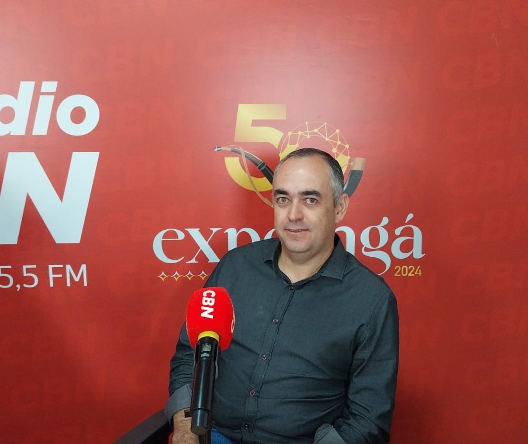 Empresa que produz madeira polissintética exibe cochos e mata-burro