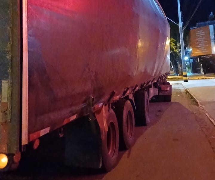 PRF aborda carreta com carga de refrigerante prestes a cair