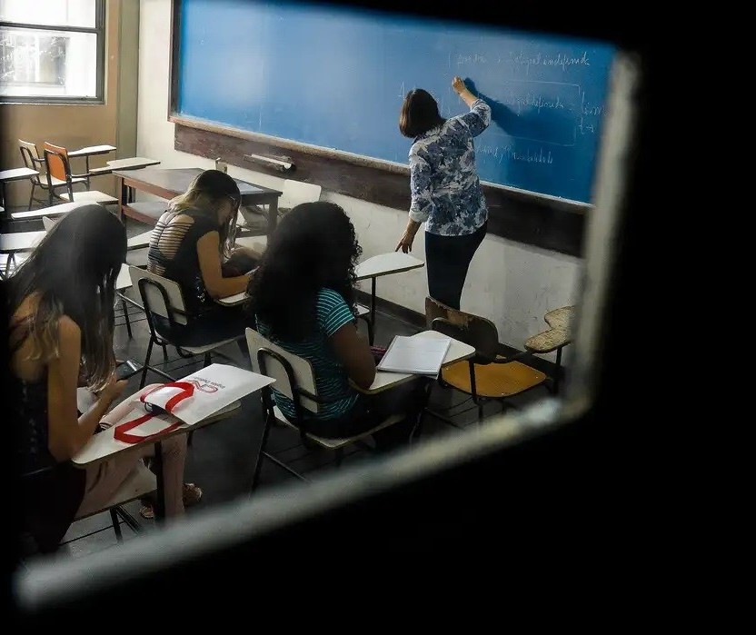 Entenda o programa Pé-de-meia para reduzir a evasão no ensino médio 