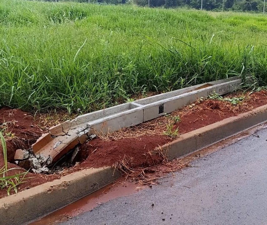 Ladrões derrubam postes para furtar fiação, em Sarandi