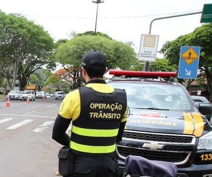 Motorista e motociclista reagem à abordagem em blitz