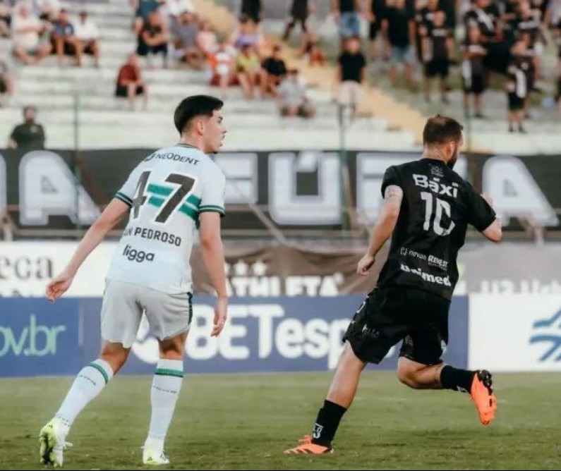 Galo Maringá é derrotado pelo Coritiba e vê risco de rebaixamento