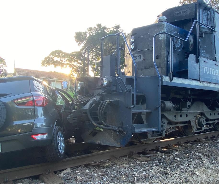 Trem arrasta carro por cerca de 400 metros na região