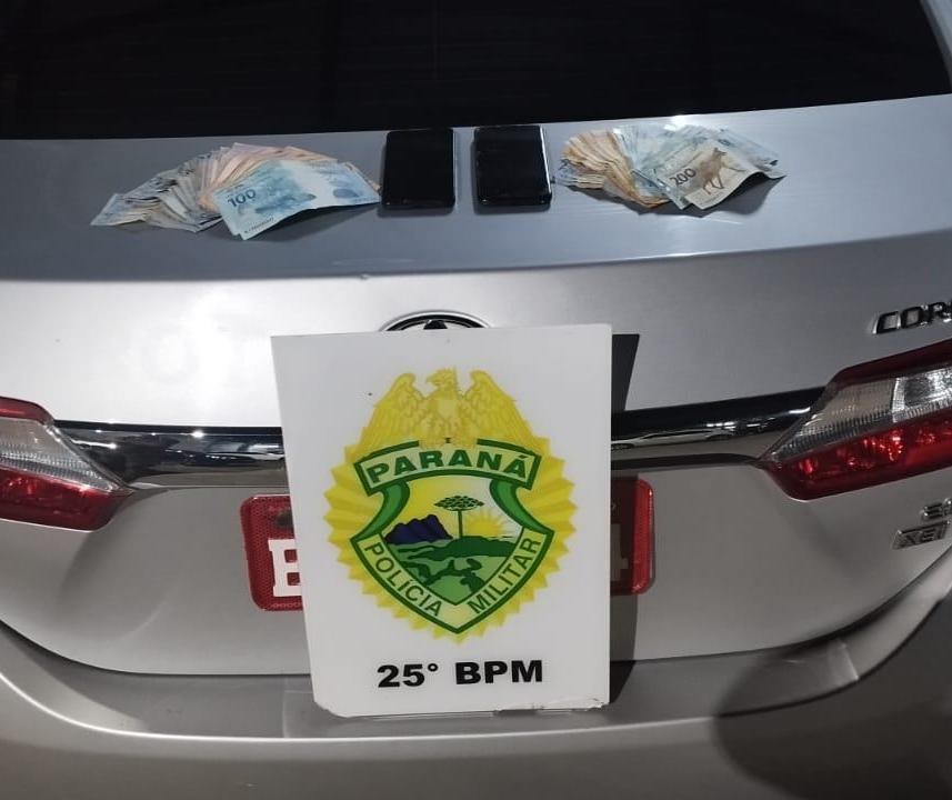 Taxista se joga de carro em movimento durante roubo
